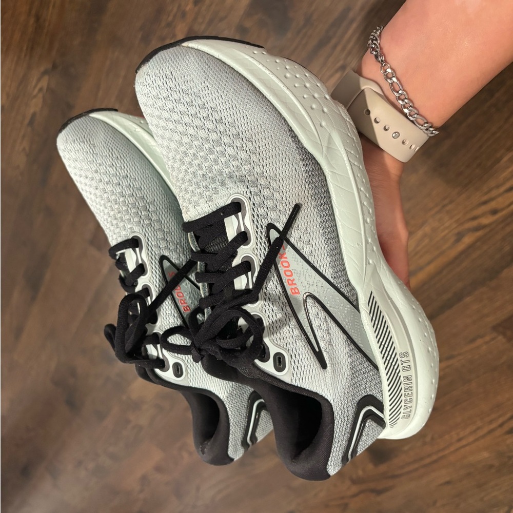 Brooks Women's Light Gray Athletic Shoes